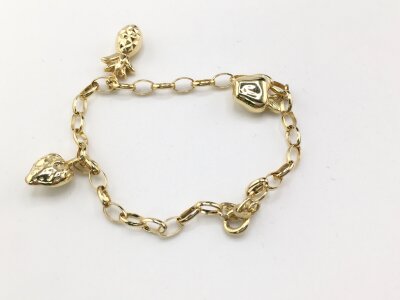 A 9ct gold charm bracelet.
2.57g