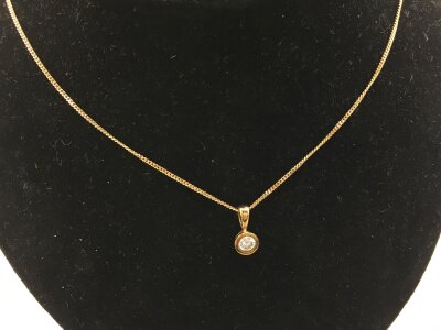 A 9ct gold necklace set with diamond pendant.
2.33g