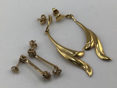 Two pairs of modern design 9carat gold earrings of floral design and drop bar set with small diamonds weight 4g approximately