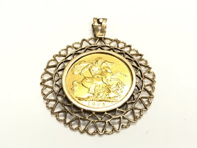 A 1905 full sovereign in a fancy 9ct gold mount. Approx weight 11.58 grams.