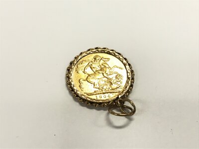 A full 1904 sovereign in a pendant mount. Approx weight 9.37 grams.