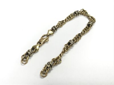 A 9ct gold double curb style bracelet. Approx weight 7.32 grams, length 7 inches.