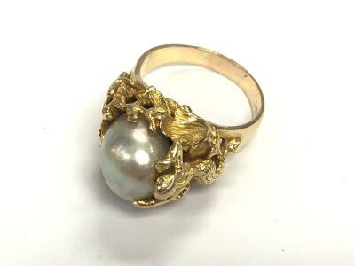 A 14kt stamped fancy Pearl set ring. Approx weight 11.30 grams, size Q.