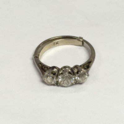 A 1940s platinum three stone diamond ring, approx 3g and approx size H.