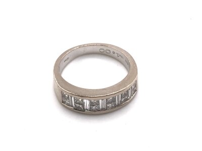 An 18ct white gold princess and baguette cut diamond ring.
Size M and 6.37g