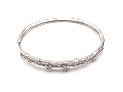 A 9ct white gold bangle set with diamonds.
12.15g and approximately 6.5cm