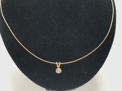 A 9ct gold necklace with a 18ct gold diamond pendant. 
4.39g