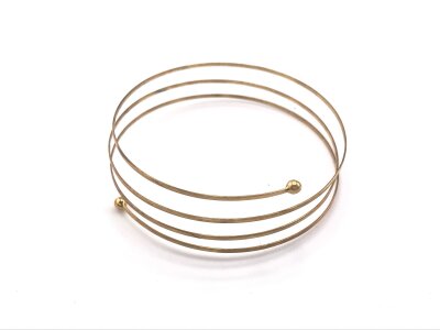 A 9ct gold bangle.
3.18g and approximately 6cm diameter