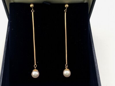 A pair of 9ct gold drop earrings set with a Pearl.
3.80g