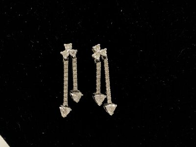 A pair of 18ct white gold diamond set drop earrings.
4.12g