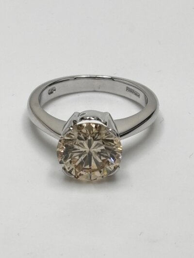 An 18ct white gold ring set with a round brilliant cut diamond, estimated carat weight 4.17ct clarity I1 size O (comes with full IDRC report)