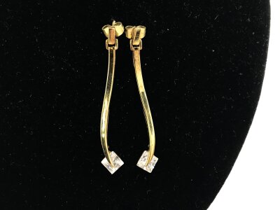 A pair of 9ct gold drop earrings set with CZ
4.50g