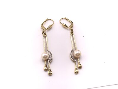 A pair of 9ct gold earrings with pearl drops.
4.06g