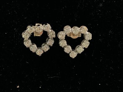 A pair of 18ct white gold heart shaped earrings set with diamonds.
3.27g