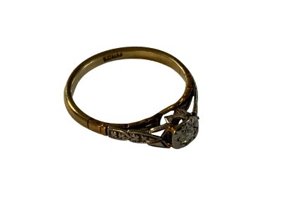 An 18ct yellow gold and platinum solitaire diamond ring. Size K.