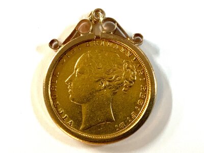 An 1872 Young head full sovereign and coin mount.