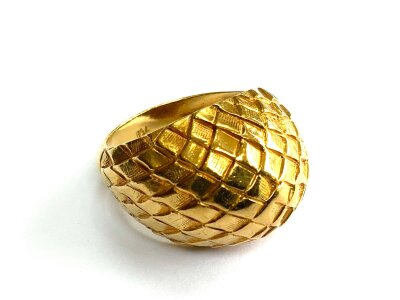 A vintage hex design 18ct gold ring, 8.98g, Size N.