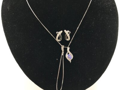 A 9ct white gold necklace with conforming earrings.
2.75g