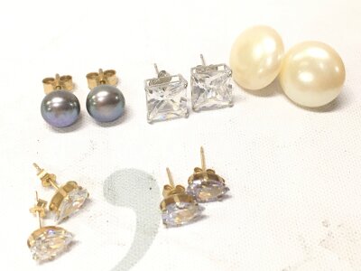 A collection of 9ct gold earrings, 7.5g total weight.