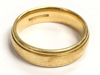 An 18ct gold ring, 9.5g total weight. Size S.