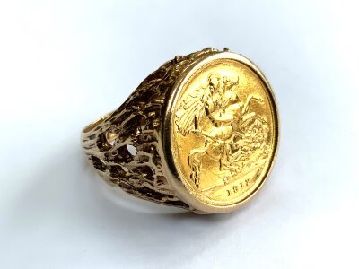 A 1912 George V half sovereign, Size Q, 11.96g