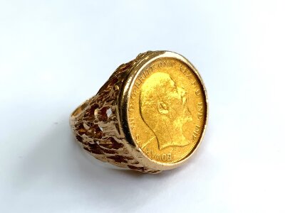 An Edward VII 1907 half sovereign ring, size P. 12.17g