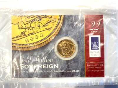 A Royal Mint issue 2000 QE2 sovereign. Sealed blister pack