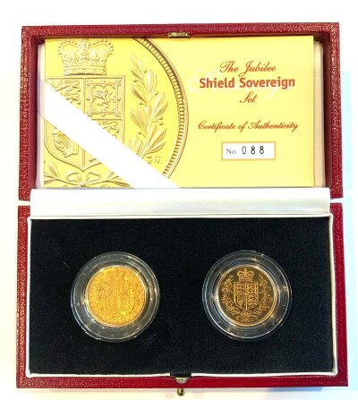 A Royal Mint issue Jubilee shield sovereign set to include 1871 Shield back Queen Victoria (66) Queen Elizabeth 2 2002 Shield design, sovereigns