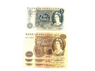 3 1970s Bank of England £10 Note – J.B. Page Signature, A 38 / B48 serial numbers together with A J.B Page 01D serial £5 note.