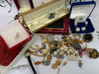 A mixed lot of costume jewellery