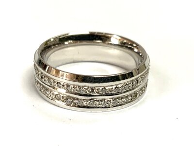 An unmarked white gold double half eternity band set with approximately 1ct of diamonds, L.5
