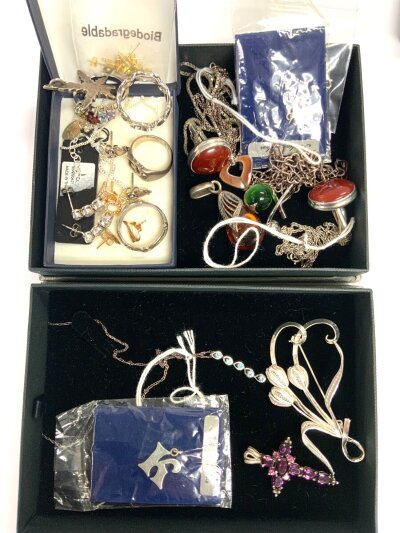 Collection of mixed silver and costume jewellery.