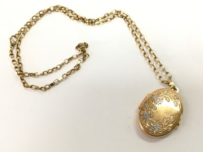 A 9ct gold locket and chain, 8.4g total weight.