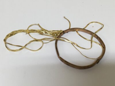 An Italian 9carat gold necklace for repair and a 9carat gold bangle weight 11g (2)