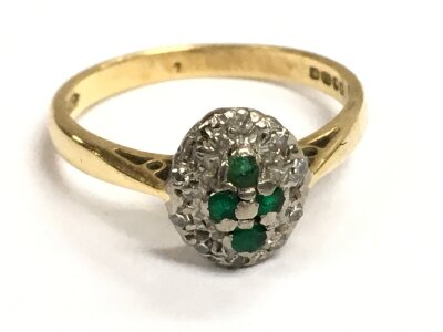 An 18ct gold chip diamond and emerald ring, 3.5g size O