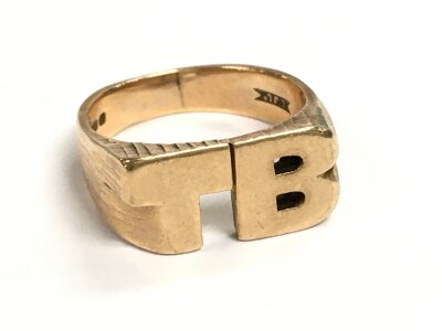 A 9ct gold TB gold ring, 6.20g total weight