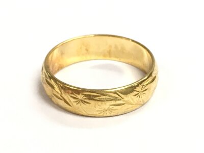 A small 18ct gold engraved wedding ring , size L.4g