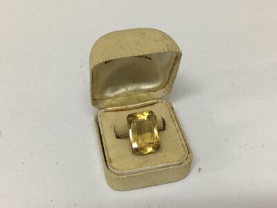 A 9cart gold ring set with a large amber Citroen total weight 5g
