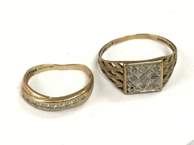 Two 9ct gold rings, 4.4g total weight.
