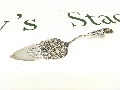 A Continental white metal cake slice , 35.8g 18cm long