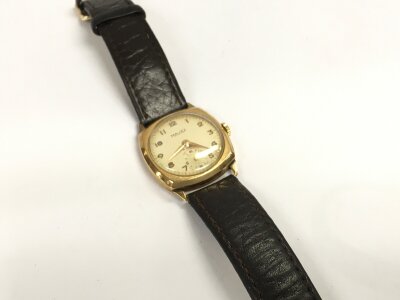 A vintage 9ct gold Majex Gents watch seen working.
