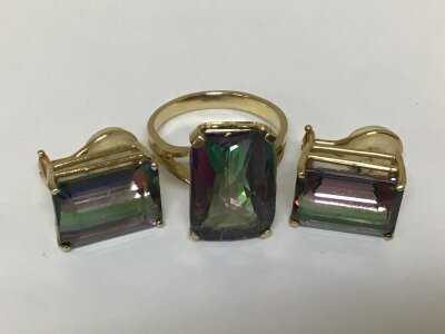 A 14carat gold ring set with a large Mystic Fire Topaz with matching earrings total weight 20.5g