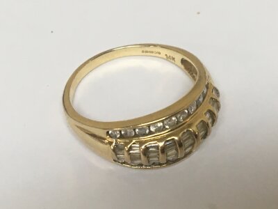 A 14carat gold (585) ring set with a pattern of baguette and brilliant cut diamonds weight 5g ring size U.