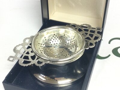 A silver hallmarked tea strainer, 65g total weight