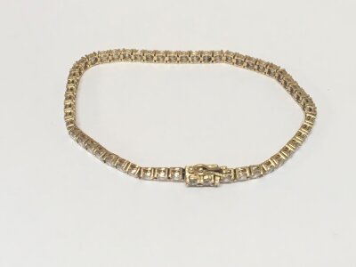 A 14carat (585) gold ladies tennis bracelet set with CZ stones weight 9.5g