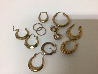 A collection of 9carat gold earrings some odd earrings weight 9g 
.