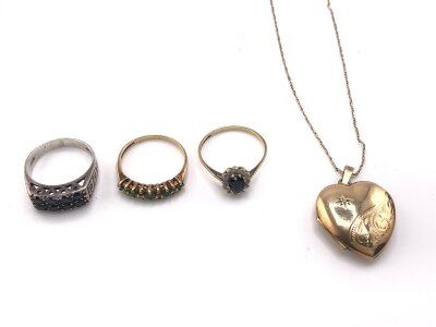 9ct gold chain and lockets and three rings.
9.21g