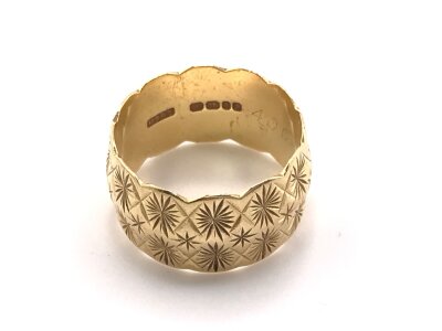 An 18ct gold band 8.39g
P 1/2
