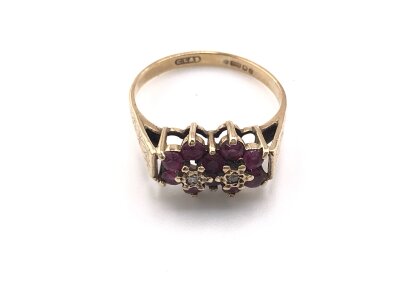 A 9ct gold ring set with rubies.
Size L and 2.61g