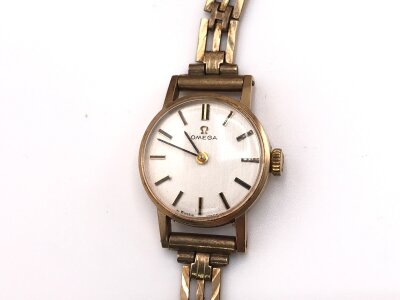 A vintage ladies 9ct gold omega watch which was awarded by Fords for appreciation of 30 years service.
Winds and runs. 14.83g